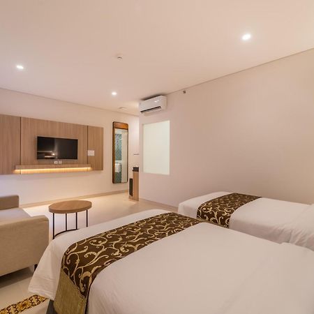 Hotel Montana Oceanside Mandalika à Kuta  Extérieur photo