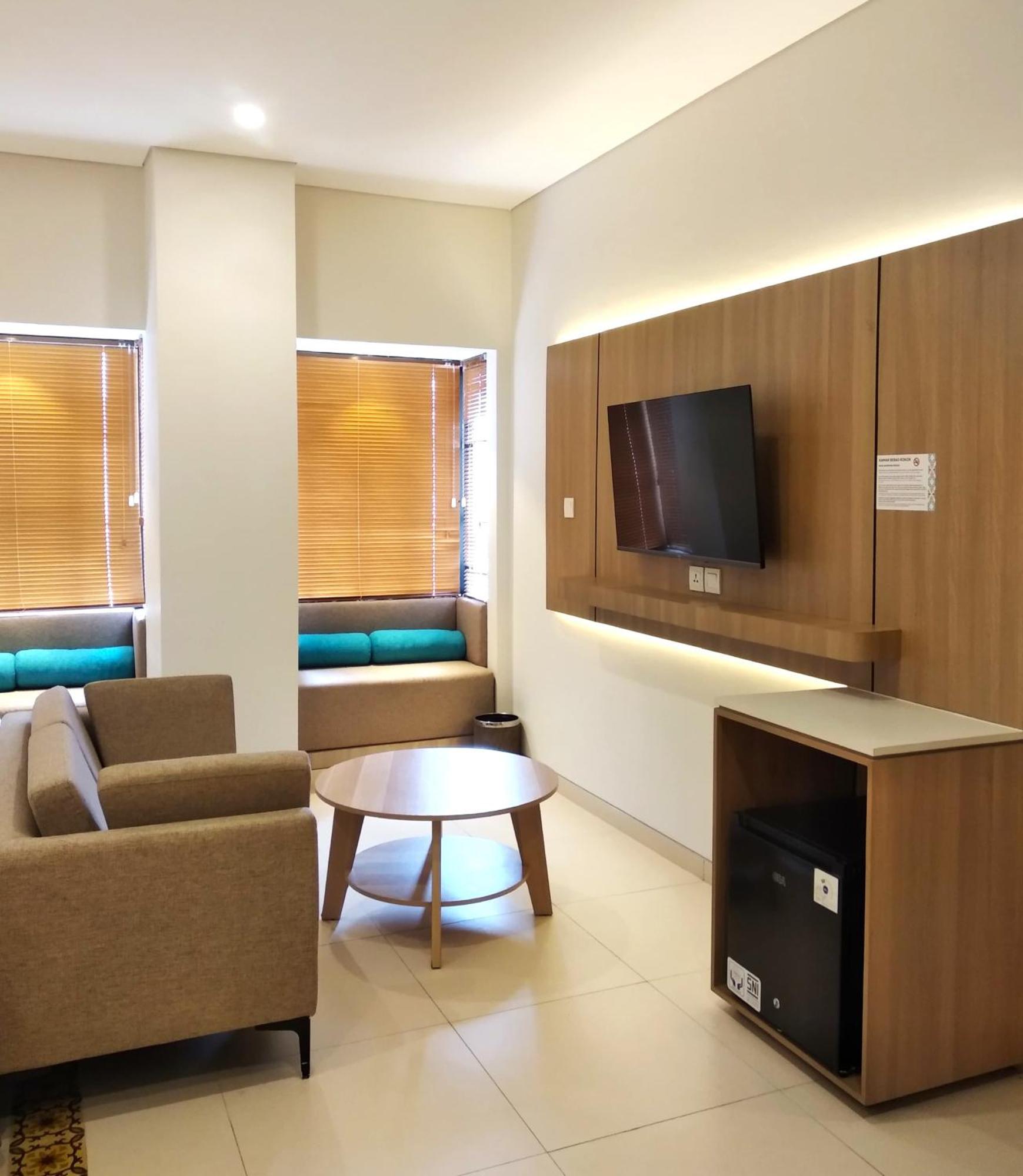 Hotel Montana Oceanside Mandalika à Kuta  Extérieur photo